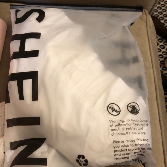 Ruffled Hem Long White Shorts (comes with belt) - Picture 4 of 4